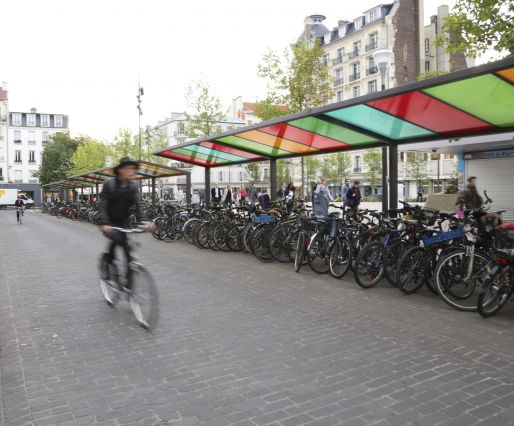 1 cycliste urbain parking2